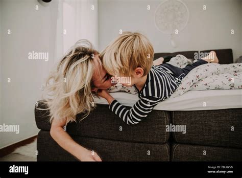 mutter und sohn im bett